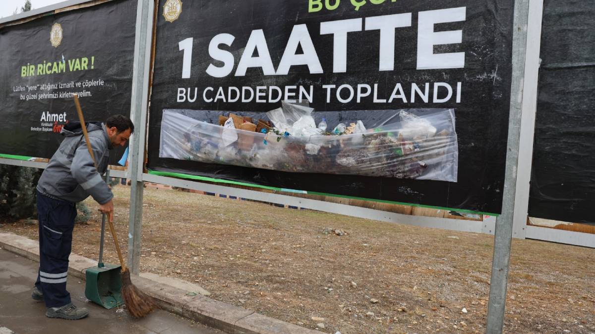 Farkındalık için çöpler billboarda asıldı