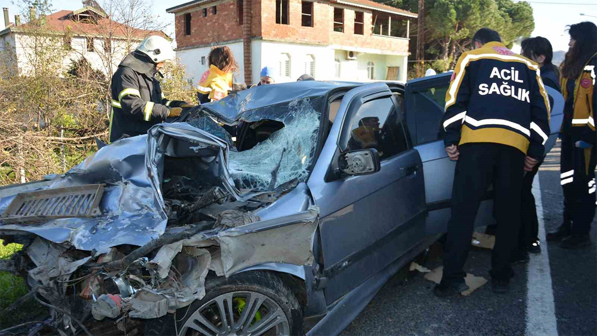 Ordu'da feci kaza! Kamyona çarpan otomobil 3 kişiye mezar oldu