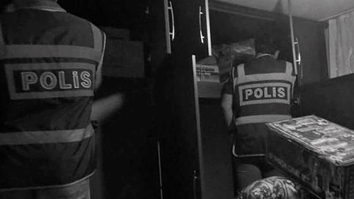 Aranan zanlının evine baskın yapan polis, dolabı açınca şoke oldu! 20 milyon TL sahte çek piyasa sürmüş