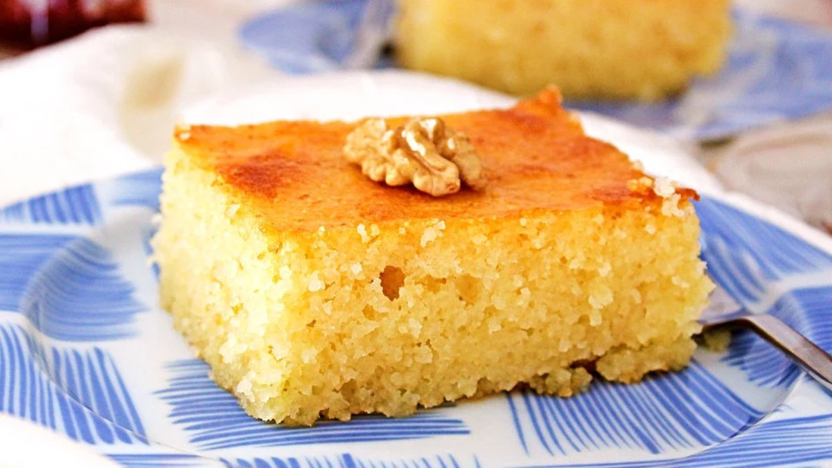 Şerbeti sünger gibi çekiyor! Sokak tatlılarını aratmıyor, limon kokusu mest ediyor: Limonlu yoğurt tatlısı tarifi