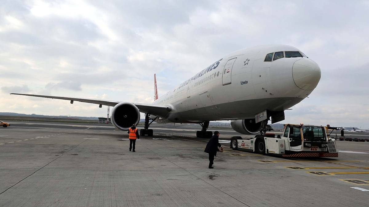 Avustralya Başkonsolosu’ndan Türk adeti: Uçağın arkasından su dökerek uğurlama