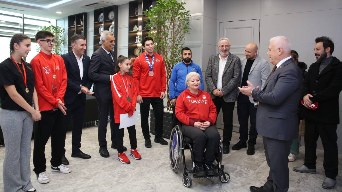 Şampiyon sporculardan Başkan Bozbey’e ziyaret