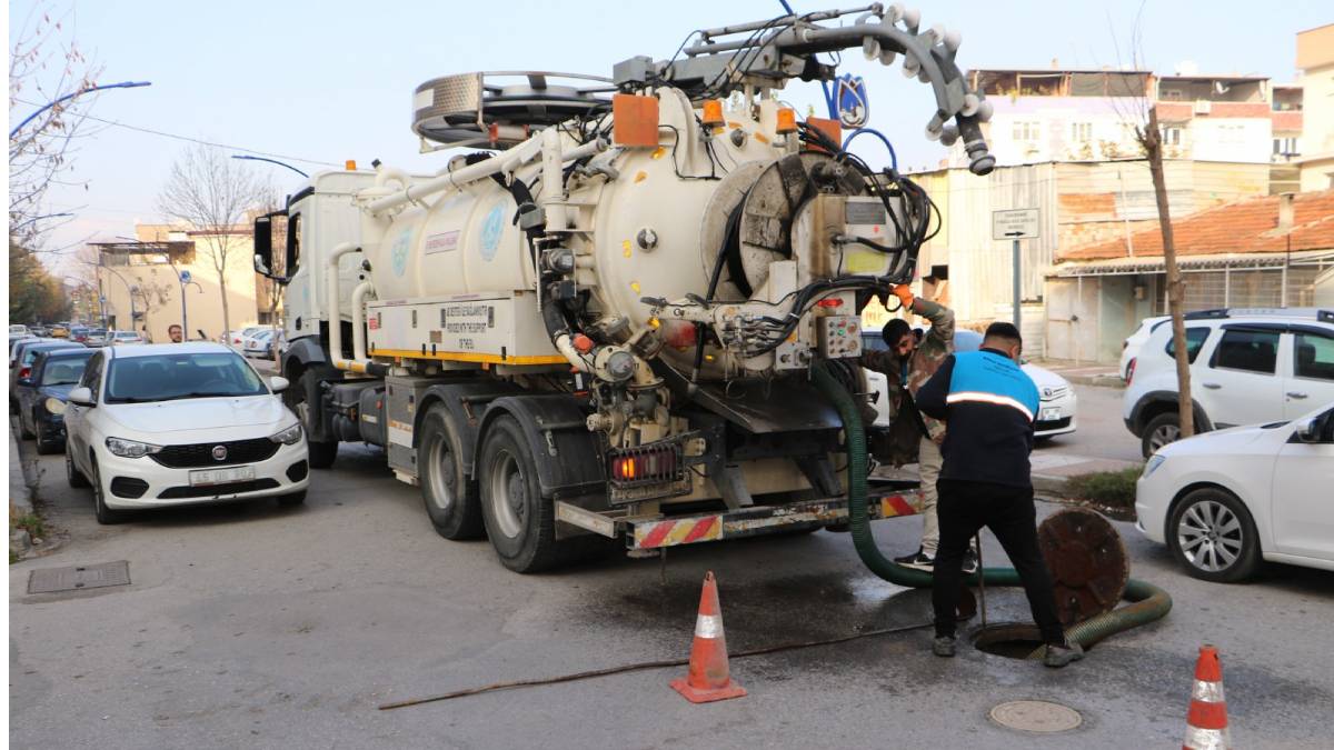 Taşkınlara karşı kanalizasyon hatları temizleniyor