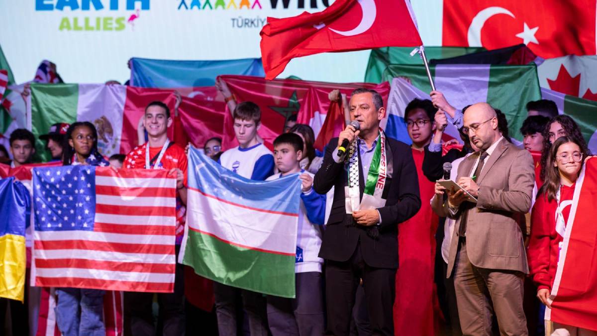 Özgür Özel dünya çocuklarına Atatürk'ün sözleriyle seslendi: Yurtta barış, dünyada barış!