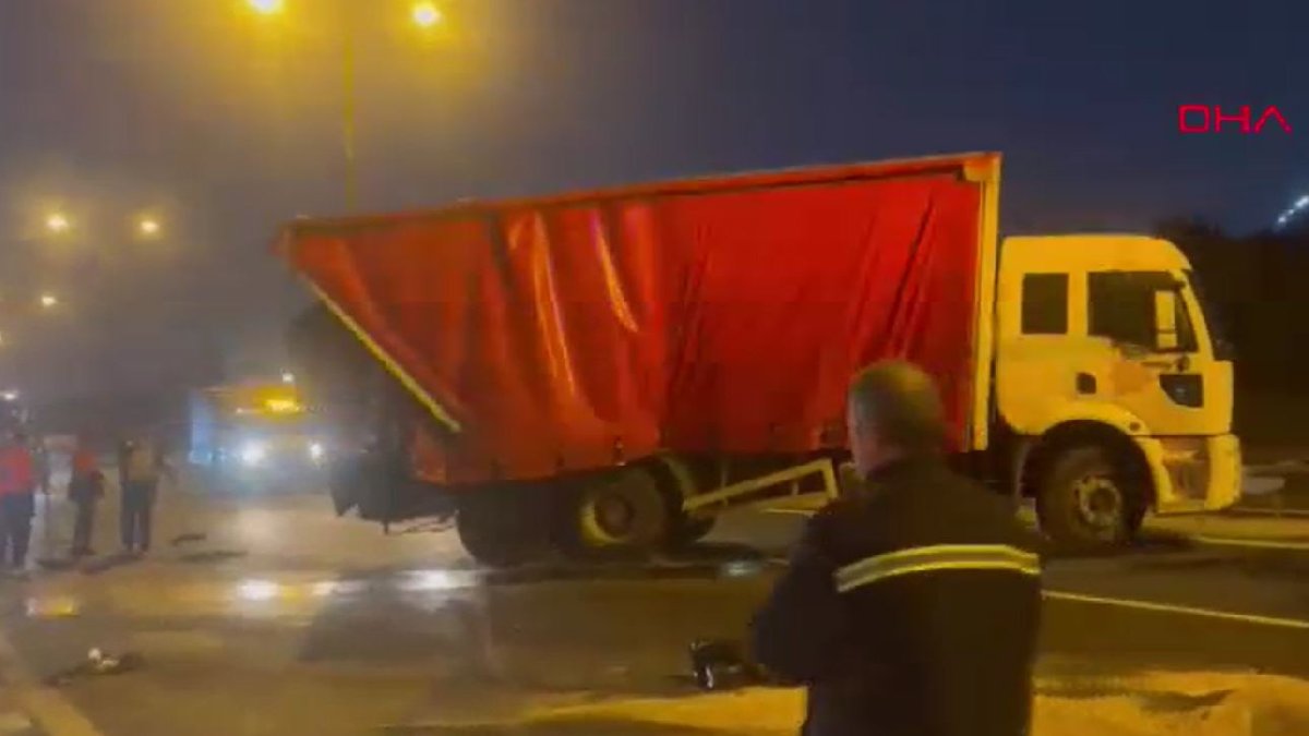 Esenyurt TEM’de yakıt tankeri kamyona çarptı: Otoyol Edirne yönüne kapatıldı