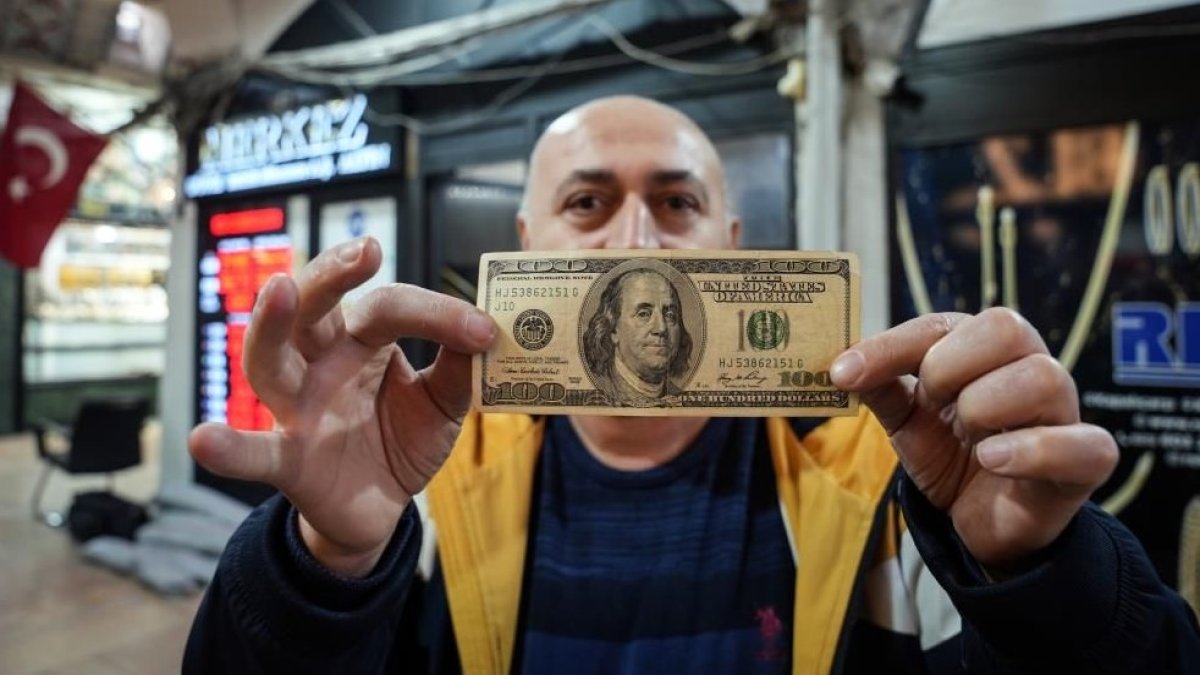 İhracatçıları zorlayan kriz: Dolarlar piyasada bozdurulamıyor