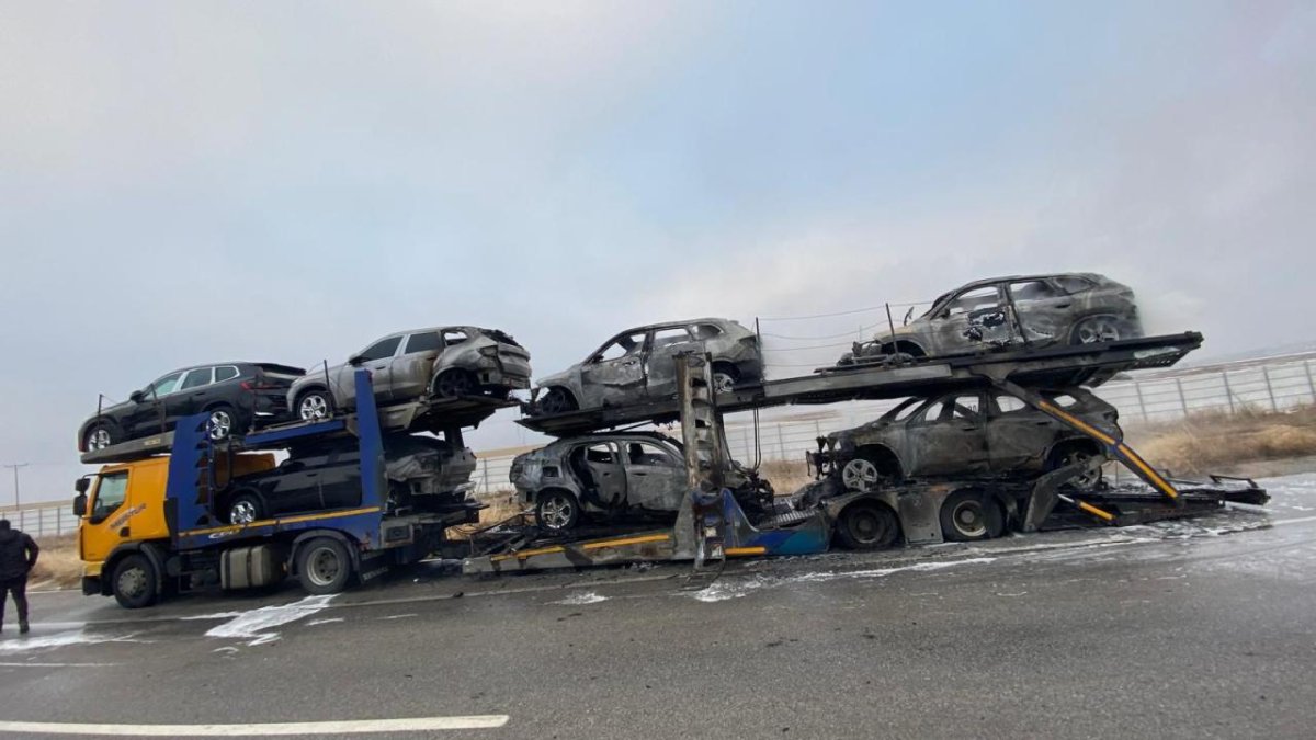 Afyonkarahisar'da otomobil taşıyan tırda yangın: 6 araç hasar gördü