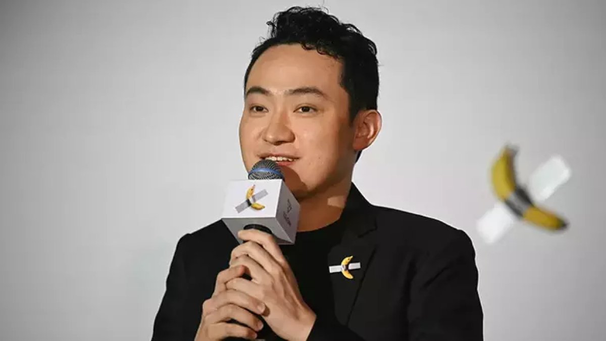 Duvara bantlanmış muzu 6 milyon dolara almıştı! Muza servet harcadıktan sonra gülerek yedi