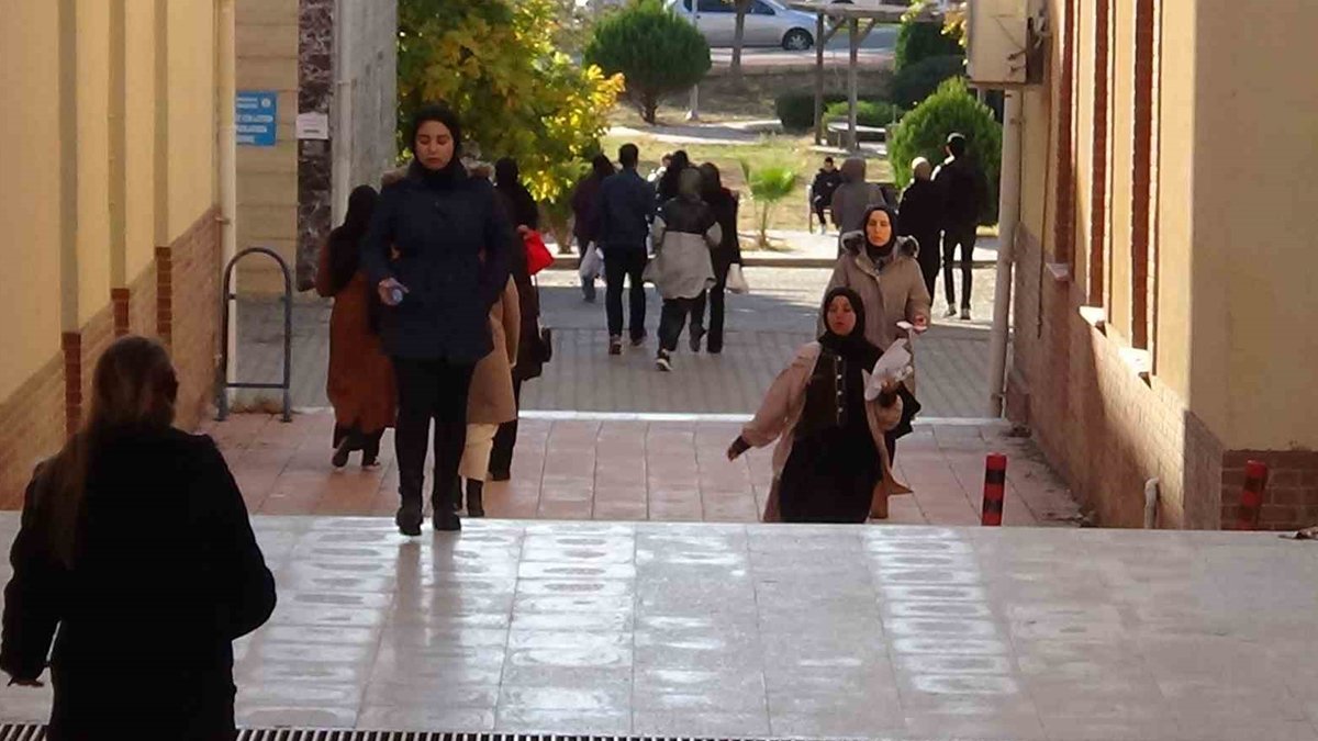 Merkeze 20 kilometre uzaklıktaki sınav yeri öğrencileri mağdur etti: Birçok öğrenci sınava yetişemedi