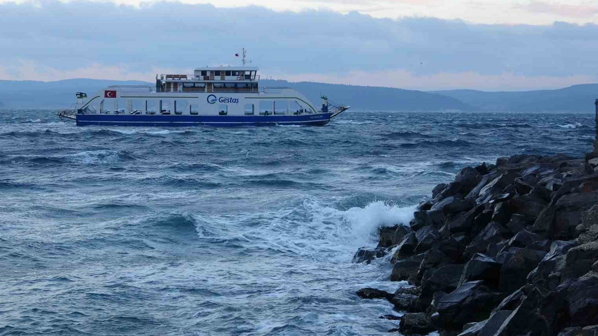Bozcaada ve Gökçeada feribot seferlerine fırtına engeli