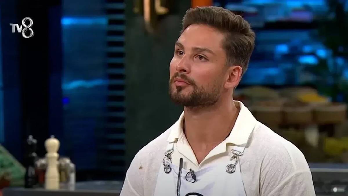 Masterchef'te büyük rezalet! Program ceza bile alabilir: Onur'un yaptığı el hareketine izleyenlerden tepki yağdı