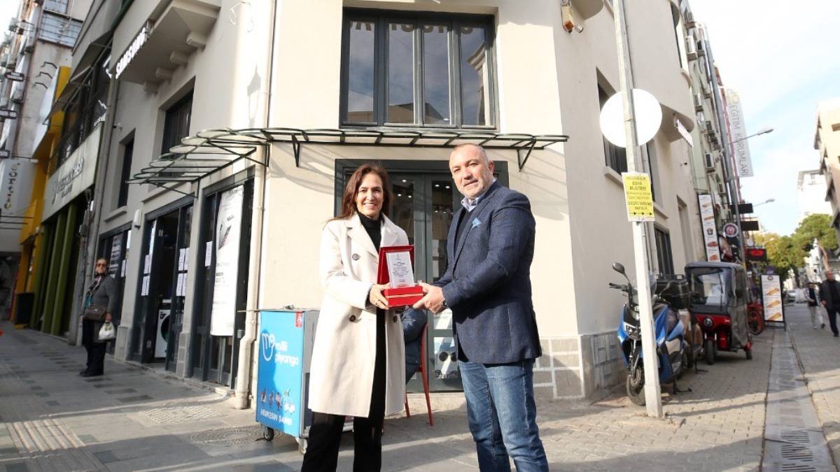 Karşıyaka Belediyesinden tarihi restorasyon projelerine teşekkür plaketi