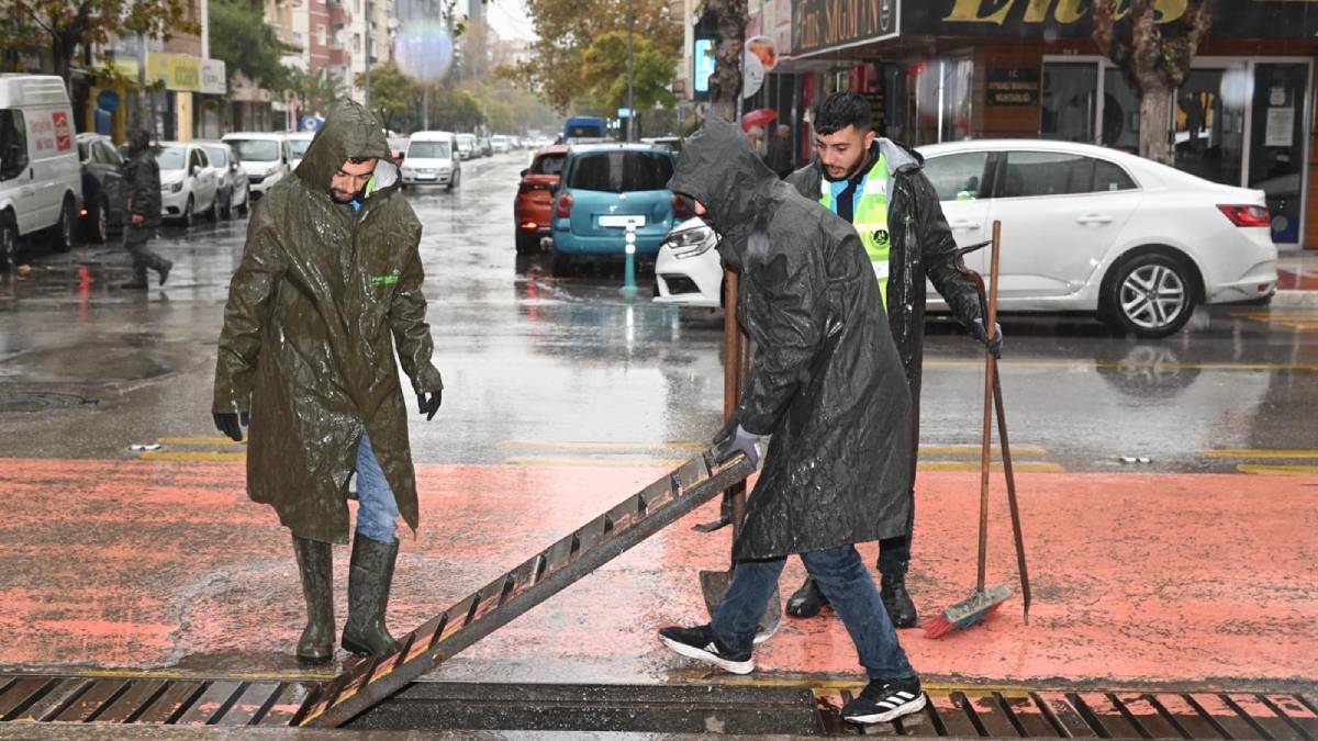 Büyükşehir ve MASKİ ekipleri yağışta sahadaydı