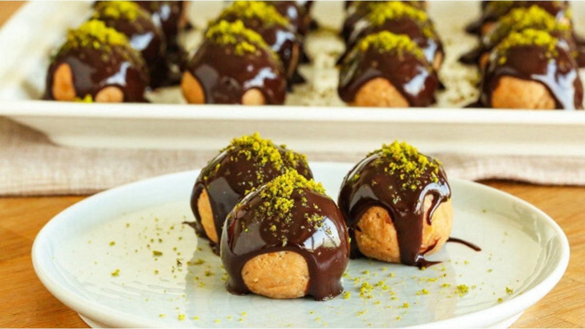 Dubai çikolatası neymiş! Bu tatlı lezzetten uçuyor: İşte Antep fıstıklı profiterol tarifi