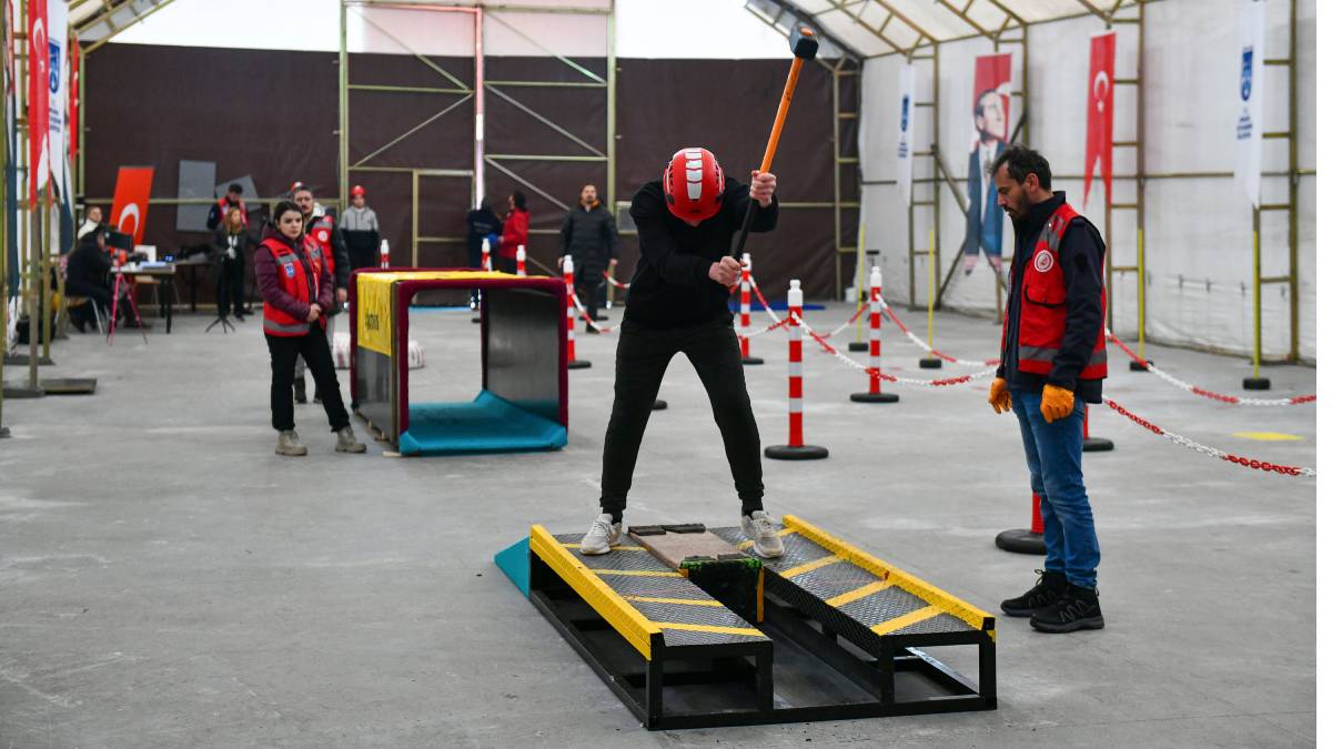 Ankara İtfaiyesi’nde görev alacak 300 itfaiye eri için mülakat süreci başladı