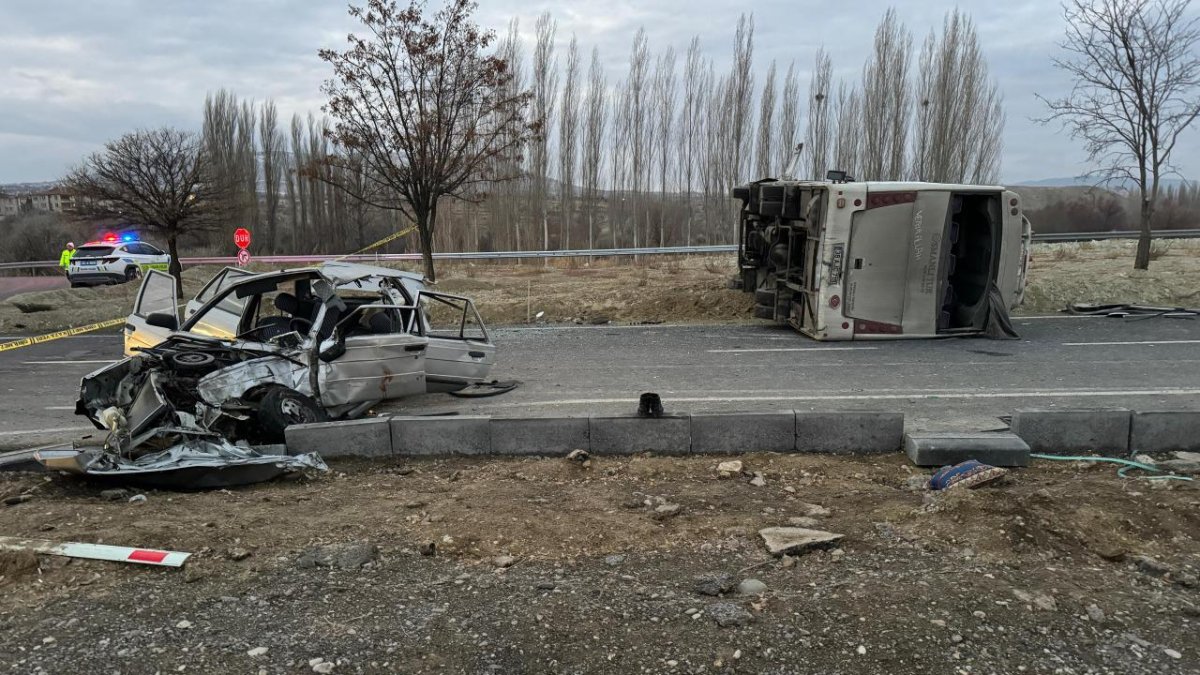 Nevşehir'de otomobil ve öğrenci servisi çarpıştı: 16'sı öğrenci 24 kişi yaralandı