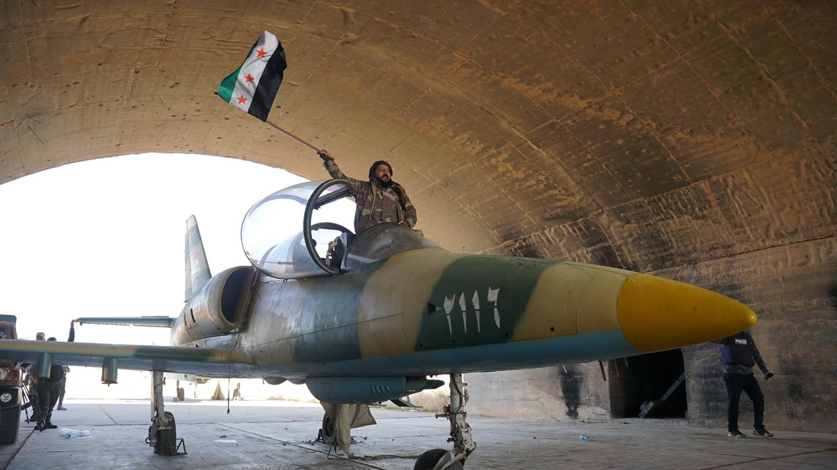 SMO rejime ait helikopter ve savaş uçaklarını ele geçirdi