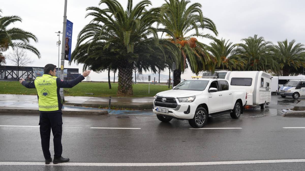 Kartal’da, kamusal alanları işgal eden karavanlara müdahale ediliyor
