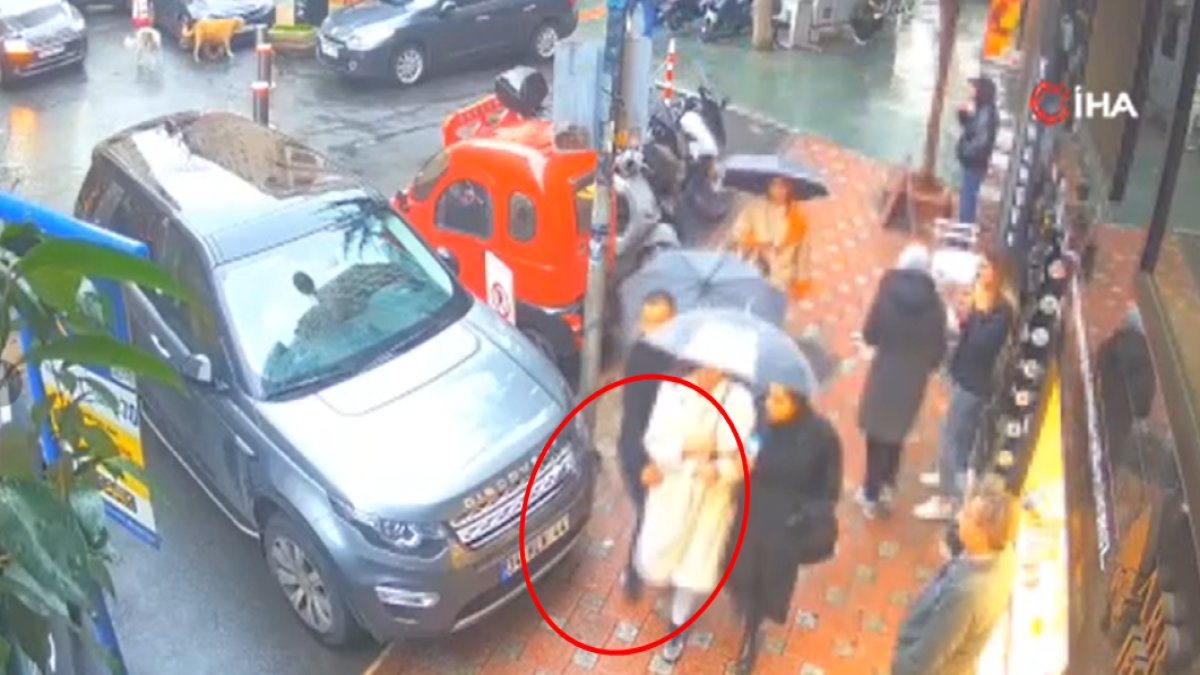 İstanbul'da güpegündüz kapkaç! O anlar böyle kaydedildi: Yanındaki arkadaşıyla konuştuğu sırada...