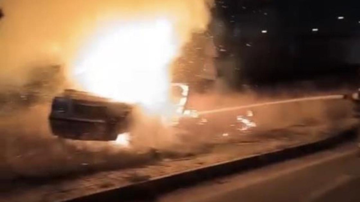 Mersin’de aydınlatma direğine çarpan araçta yangın çıktı