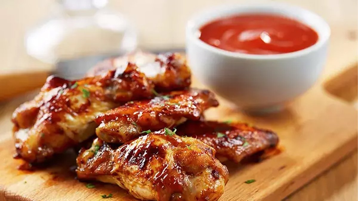 Nar gibi kızarmasının sırrı bir kaşık balmış! Şefler tavuk kanat sırrı: Yiyen başka tarifle yapmıyor