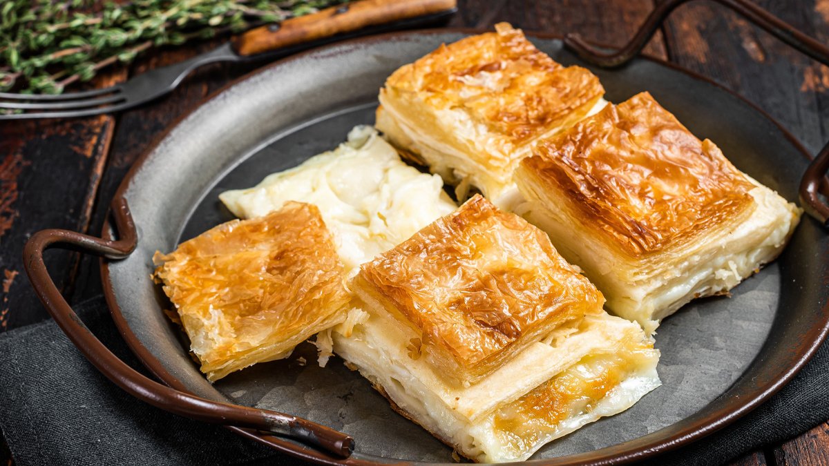 Meşhur börekçileri tahtından eder! Dilim dilim kesiliyor, yedikçe uzuyor... İşte pastane usulü kaşarlı börek tarifi