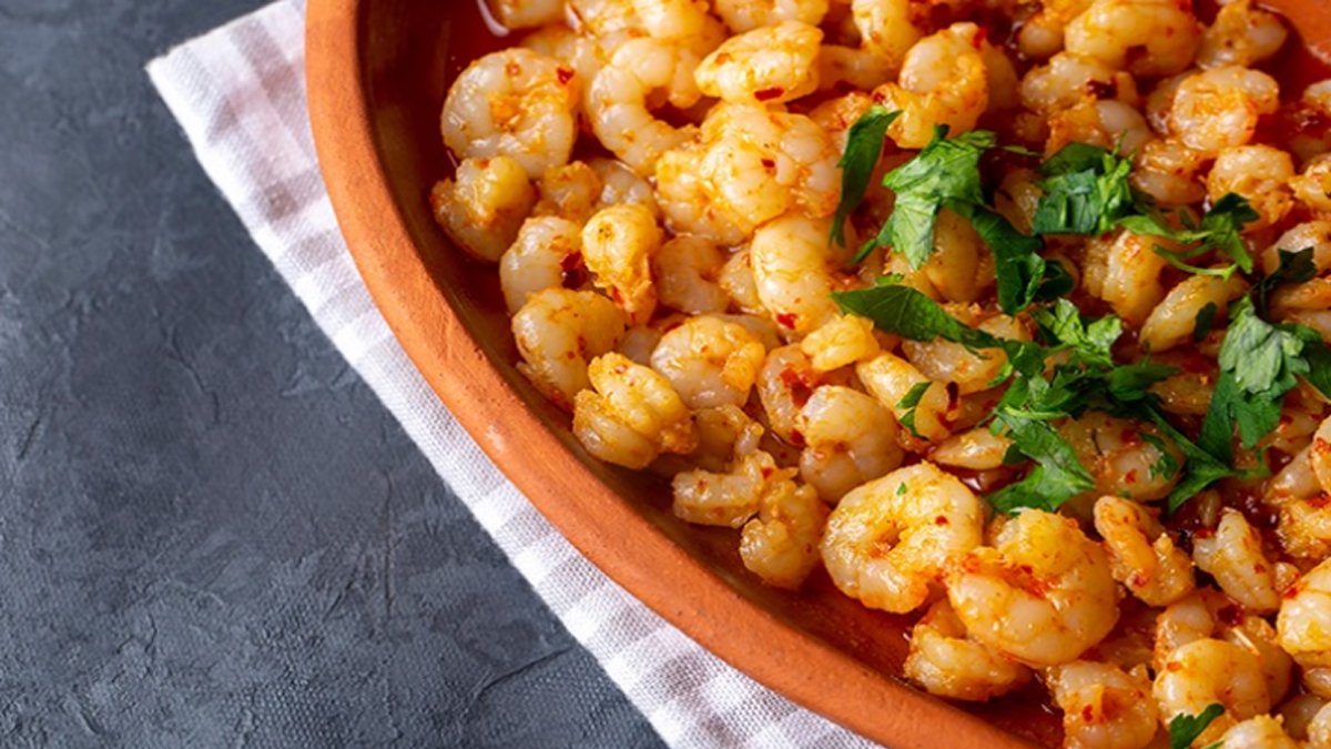 Tereyağlı ve sarımsaklı karides güveç tarifi! İster meze ister ara sıcak: Faydası saymakla bitmiyor