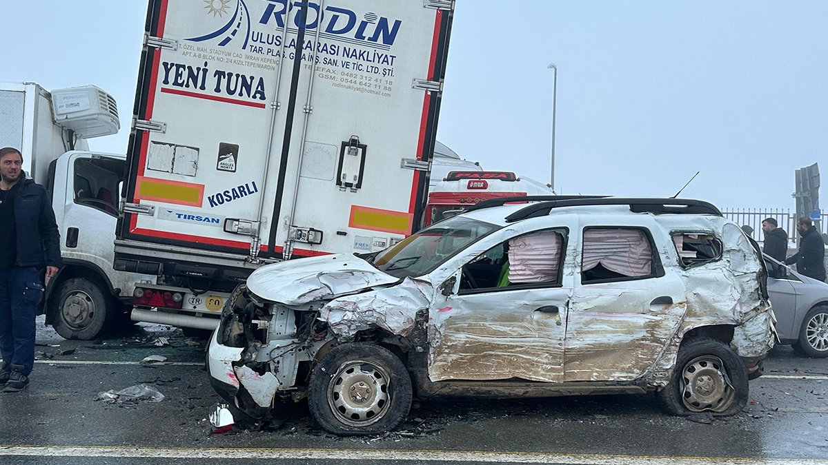 Bitlis'te zincirleme trafik kazası: 23 araç birbirine girdi