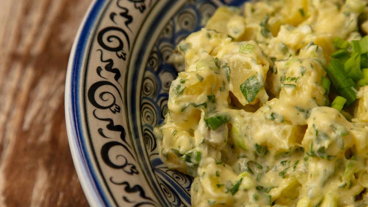 Artık herkes böyle yapıyor! Meşhur soslu patates salatası tarifi: Yiyen tarif almadan gitmiyor