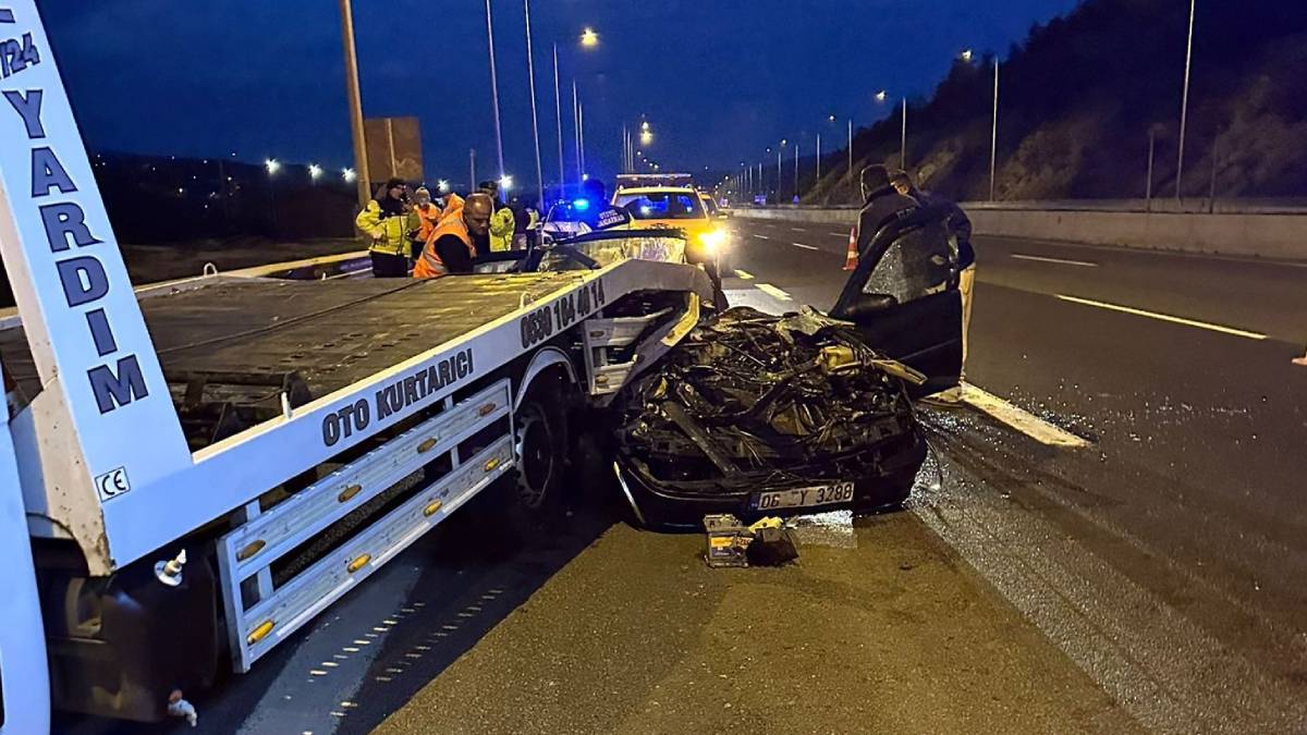 Otomobil çekiciye arkadan çarptı, kağıt gibi ezildi! 2 ölü, 1 yaralı var