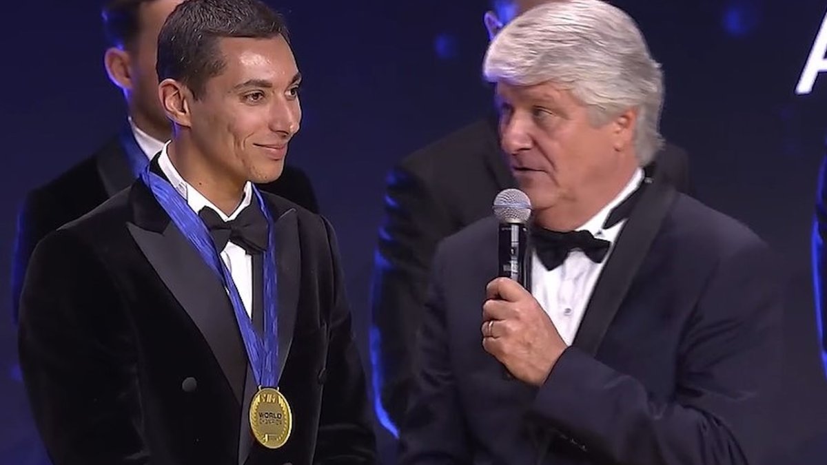 Şampiyon Toprak Razgatlıoğlu, İspanya'da madalyasına kavuştu.