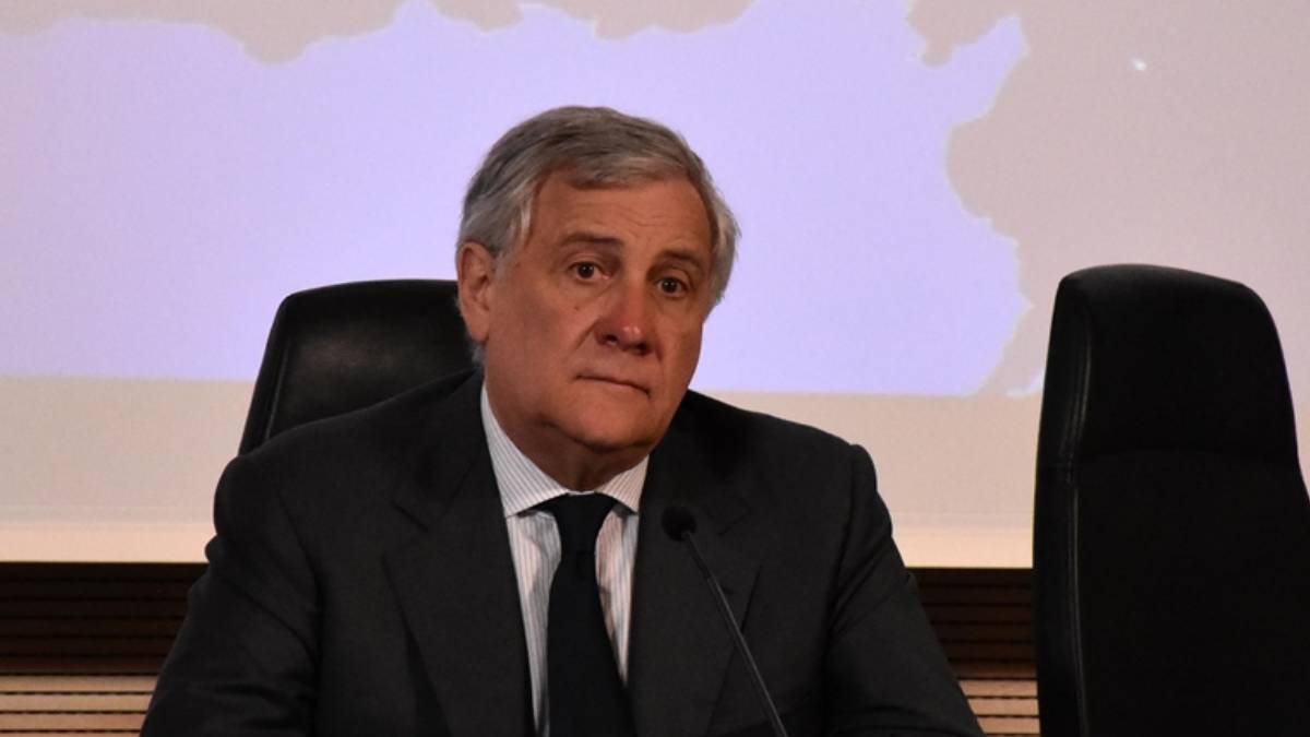 Şam’daki İtalya Büyükelçiği'ne giren silahlı gruplar araçları gasbetti