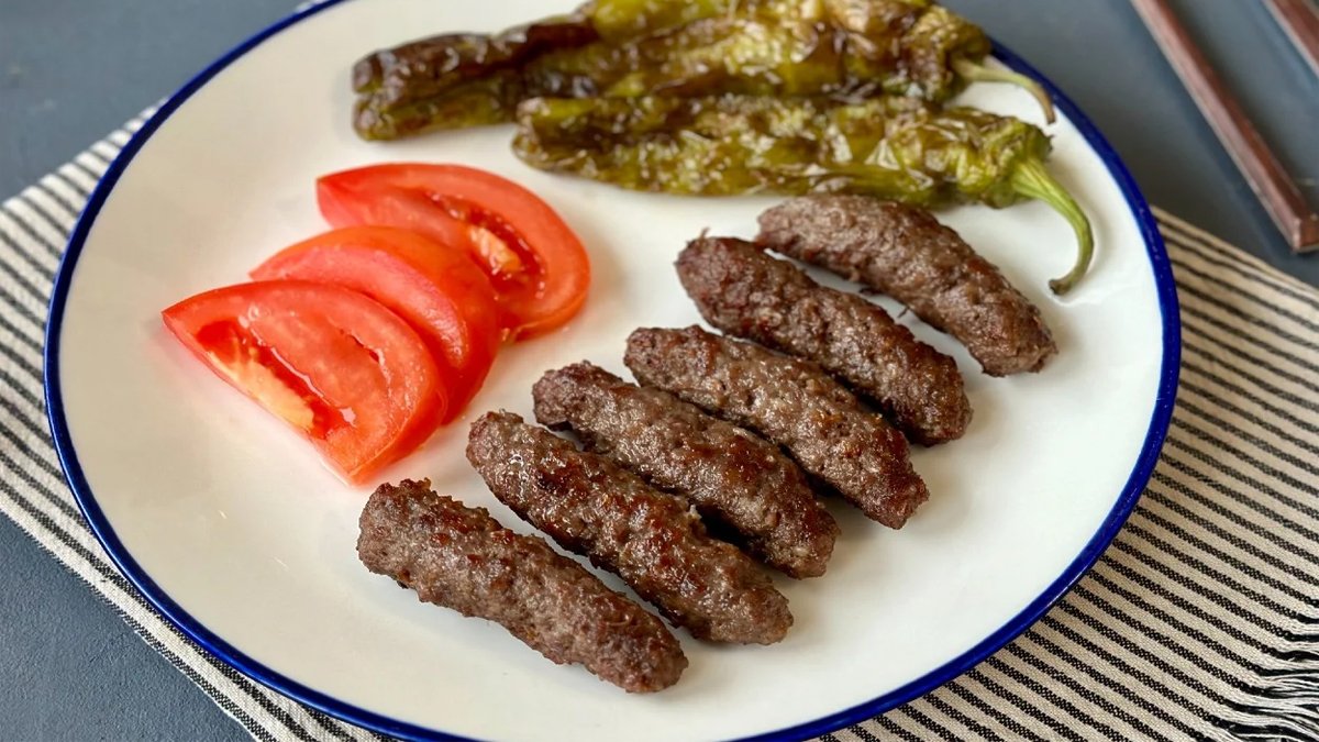 Evde meşhur Sultanahmet köftesi tarifi: Sırrı sarımsak ve maden suyuymuş! Bu tarifle içi sulu puf puf oluyor