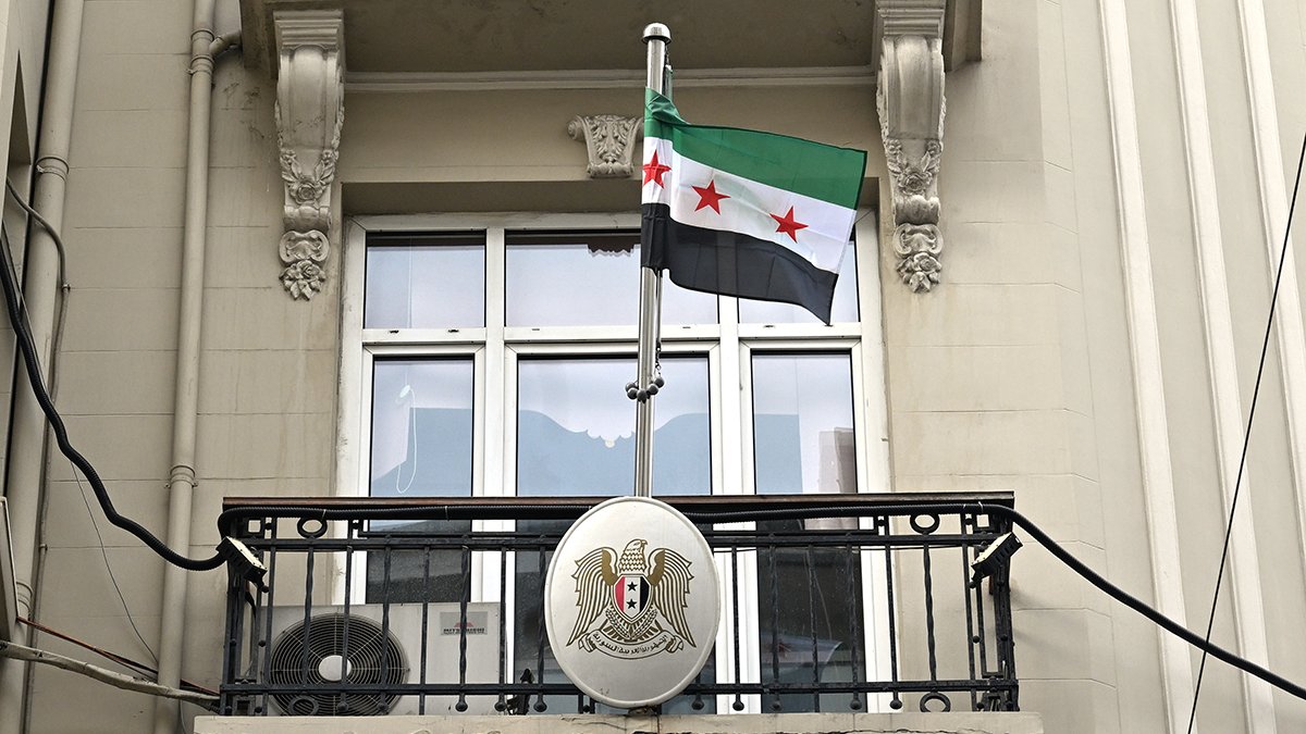 Muhaliflerin bayrağı Suriye'nin İstanbul Başkonsolosluğu'nda