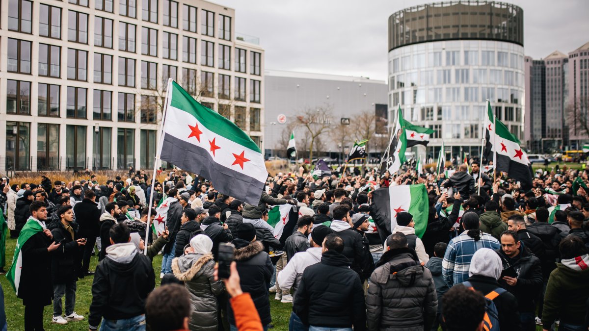 Esad devrilmesiyle Almanya mülteciler için harekete geçti: 'Suriye'ye dönün 1000 euro verelim'