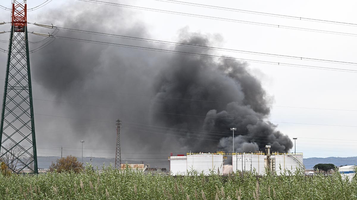 İtalya'da petrol rafinerisinde şiddetli patlama: 2 ölü, 8 yaralı