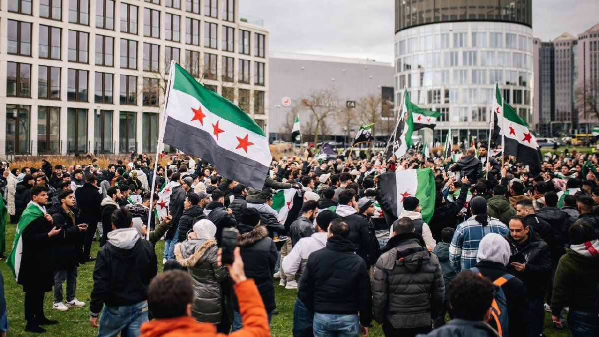 Almanya, Suriyelilerin iltica başvurularını dondurdu