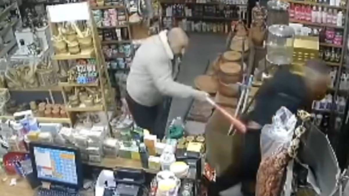 Parfüm çaldı, dayak yedi: O anlar kamerada