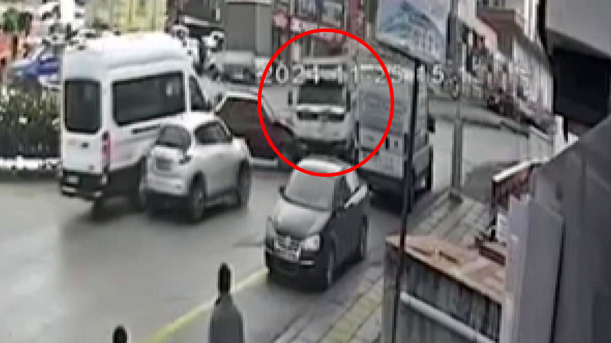 Freni patlayan kamyon caddede terör estirdi! Korkutan anlar saniye saniye kamerada