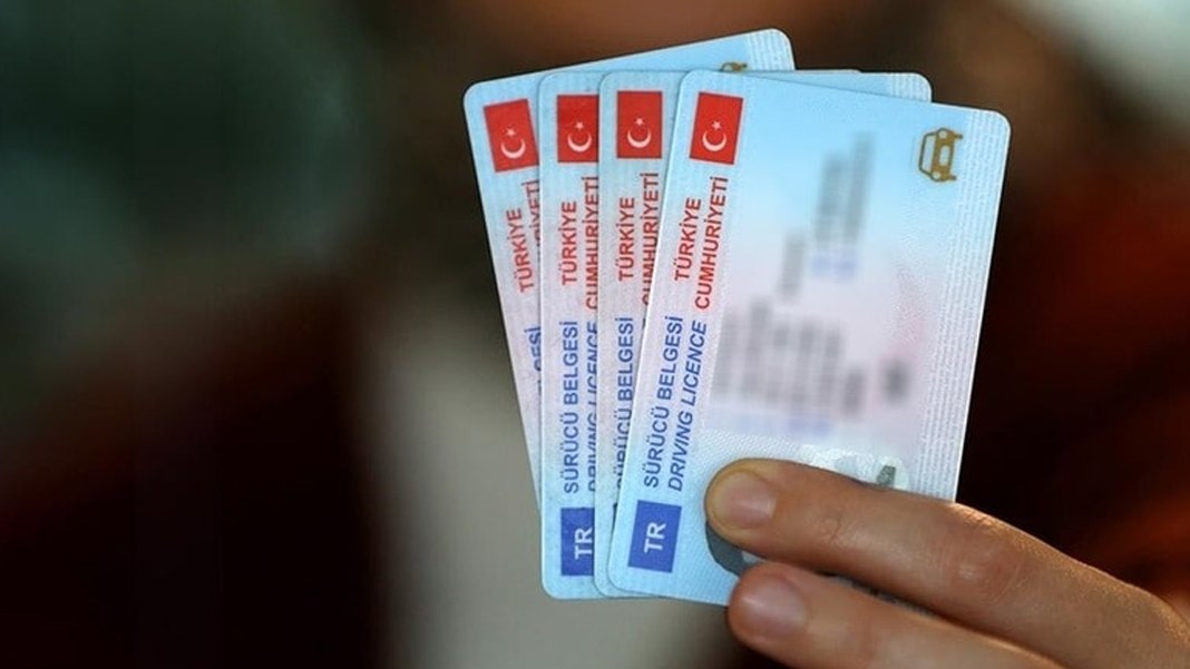 Ehliyette yaş sınırı düştü: M, A1, B1 ve D sınıflarındaki yenilik Resmi Gazete’de yayımlandı