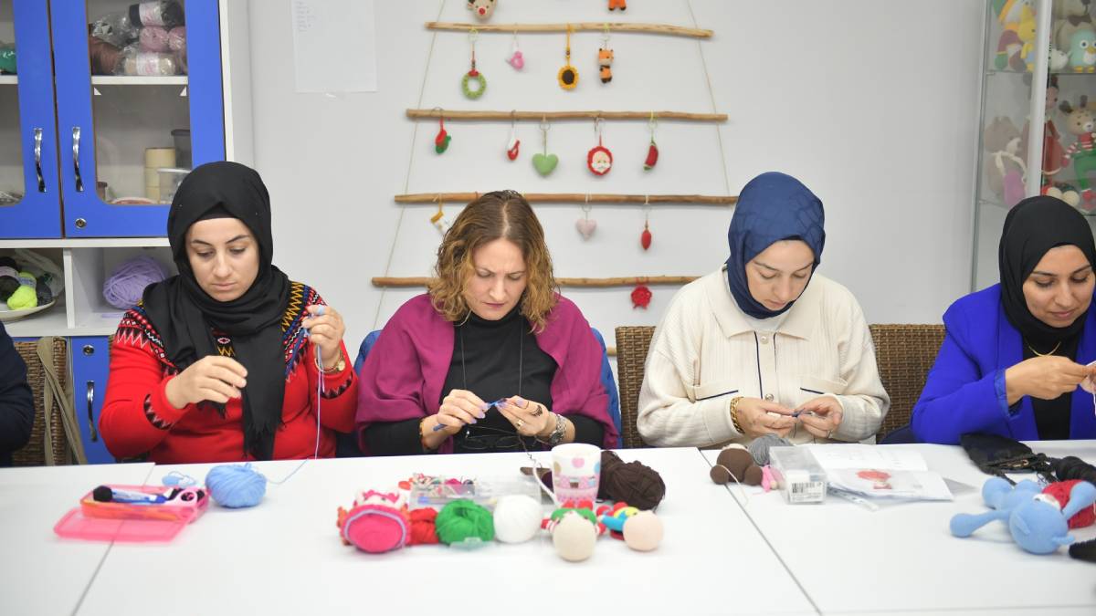 İlmek ilmek örüyor, ev bütçesine katkı sağlıyorlar