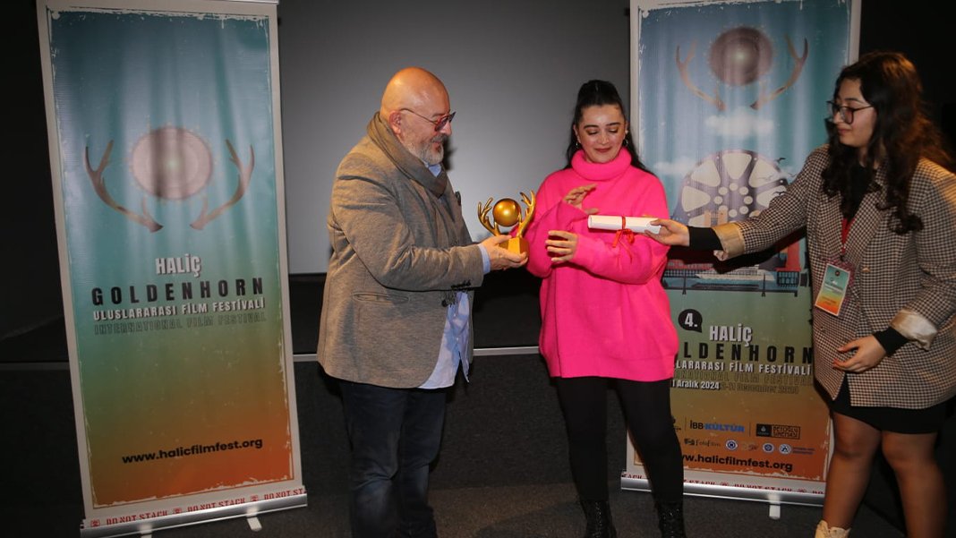 'Kelebeklerin Uyuduğu Yerdeyim' filmine iki ödül birden