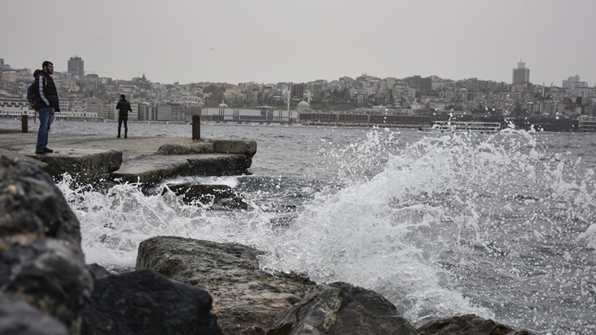 AKOM saat verdi: İstanbul için kuvvetli sağanak ve fırtına uyarısı