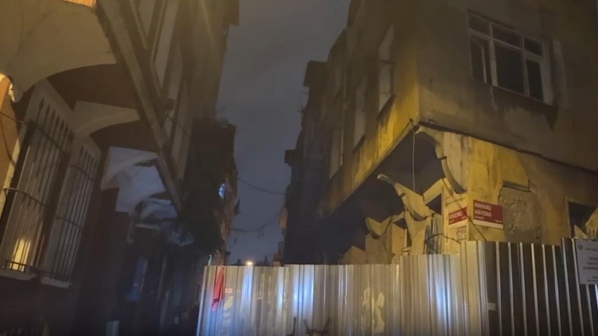 Fatih Balat’ta metruk bir binada çökme meydana geldi: Tedbir amaçlı çevredeki 3 bina tahliye edildi