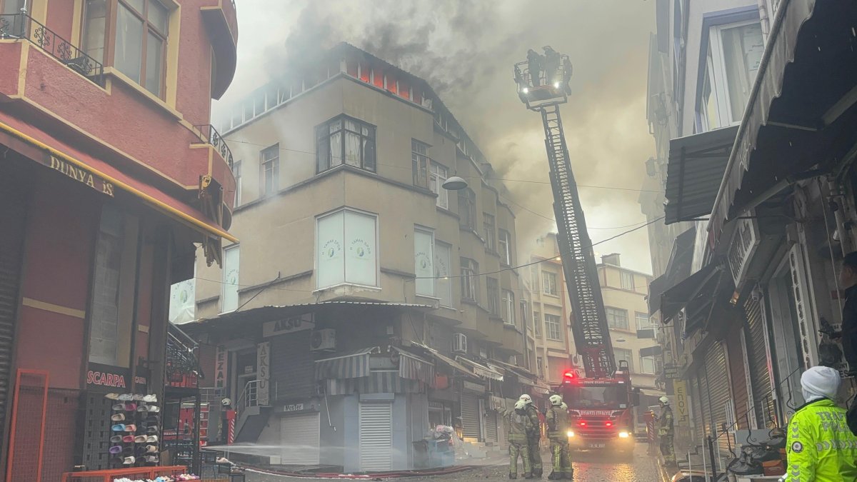 Fatih'te yangın: Çevredeki binalara da sıçradı