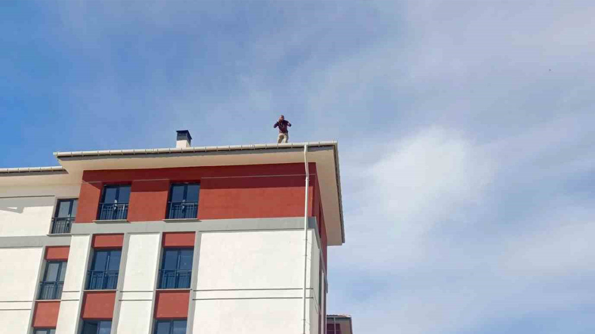 Maaşını alamayan işçi çatıya çıktı
