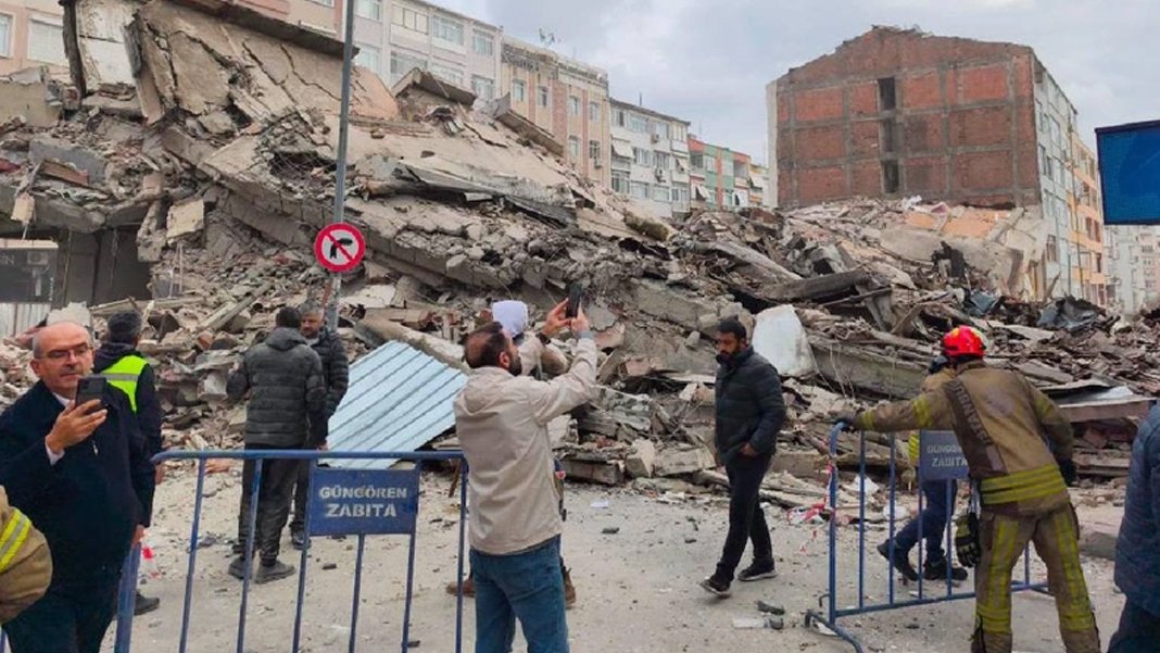 Güngören'de bina çöktü! Çok sayıda ekip sevk edildi