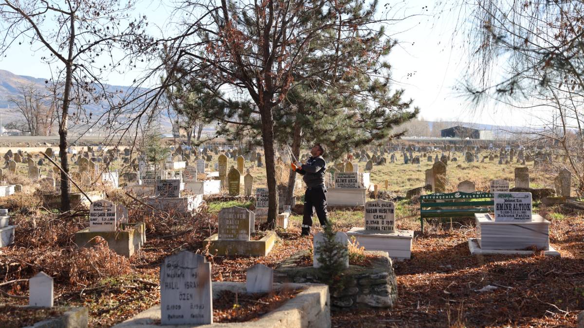 Mezarlıklarda temizlik ve bakım çalışmaları sürüyor