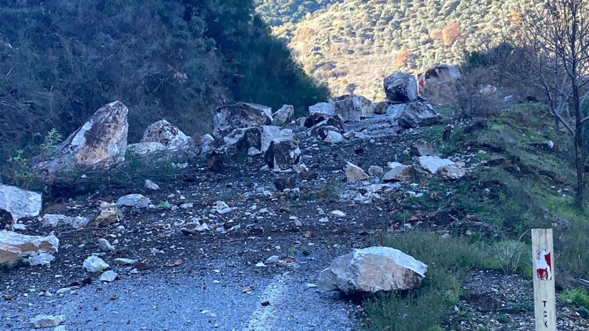 İzmir'de heyelan: Ödemiş-Köşk kara yolunda dev kayalar yola düştü