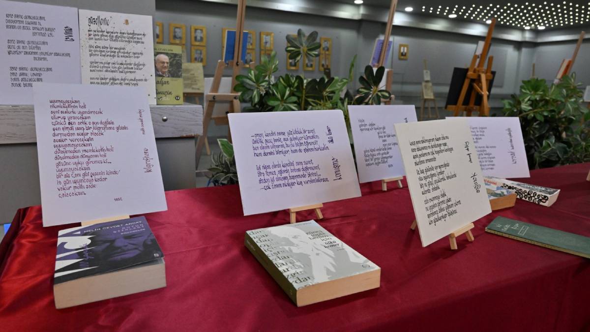 Başkan Zeyrek; Kalem, Kağıt, Mürekkep ile Şiir Yolculuğu Sergisini açtı